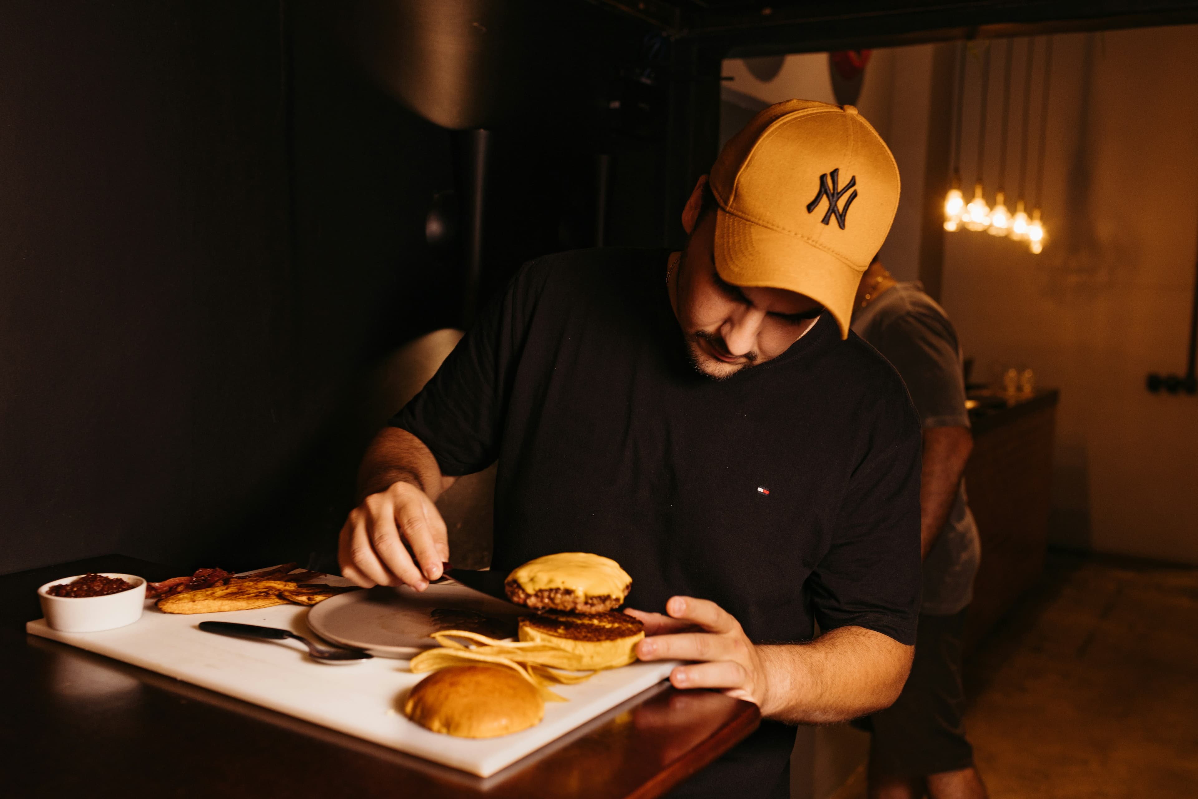 Chef préparant des burgers