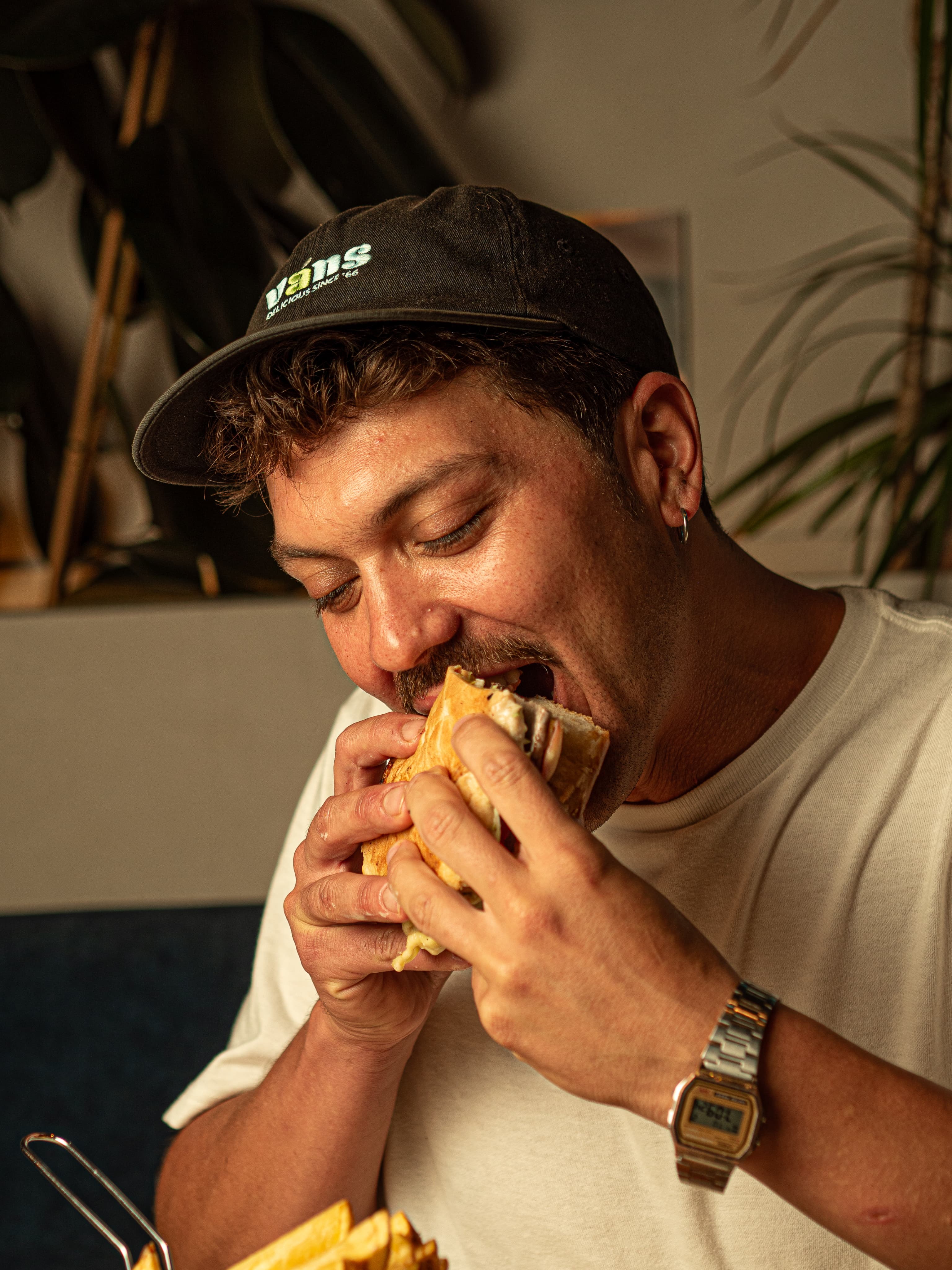 Client savourant un burger Griot
